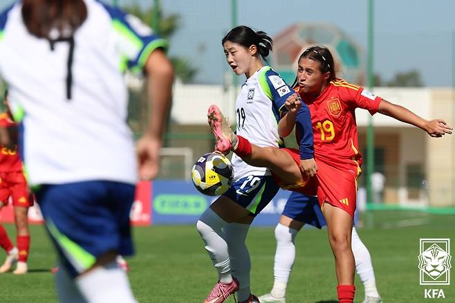 스페인 선수로부터 볼을 지켜내고 있는 김지은의 모습. 사진=KFA