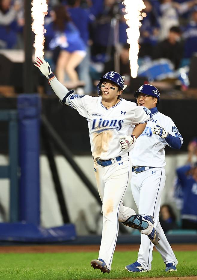 <yonhap photo-5532=""> =22일 대구삼성라이온즈파크에서 열린 2025 KBO 포스트시즌 플레이오프 한화 이글스 대 삼성 라이온즈 4차전. 7회 말 1사 1,2루 때 삼성 김영웅이 3점 홈런을 친 후 그라운드를 달리고 있다. 2025.10.22 [연합뉴스]</yonhap>