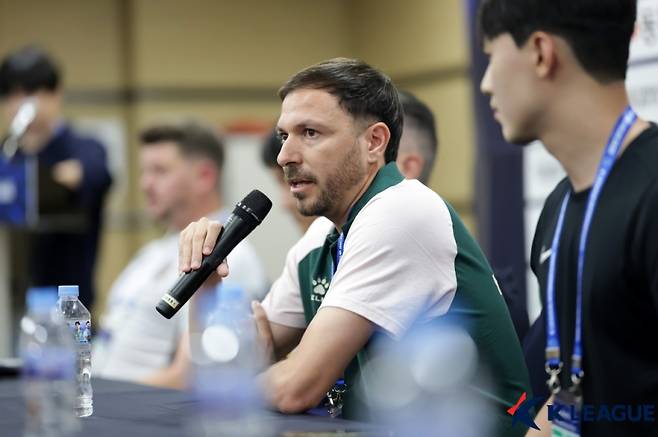 알바르 미르티네스 나바로 에스파뇰 감독. 사진=프로축구연맹