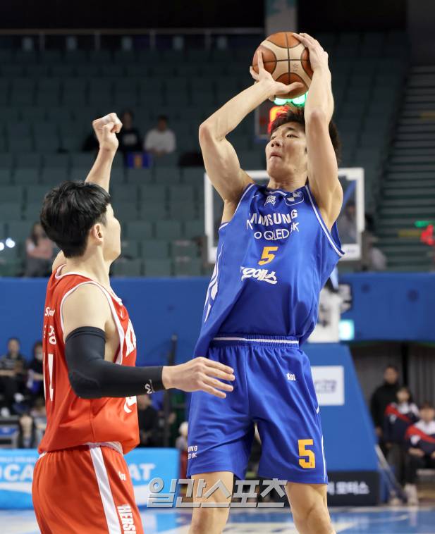 5일 오후 잠실실내체육관에서 열린 2024-2025 KCC프로농구 서울 삼성과 서울 SK의 S-더비전. 삼성 이원석이 SK 수비를 피해 슛하고 있다. 잠실=정시종 기자 / 2025.03.05.