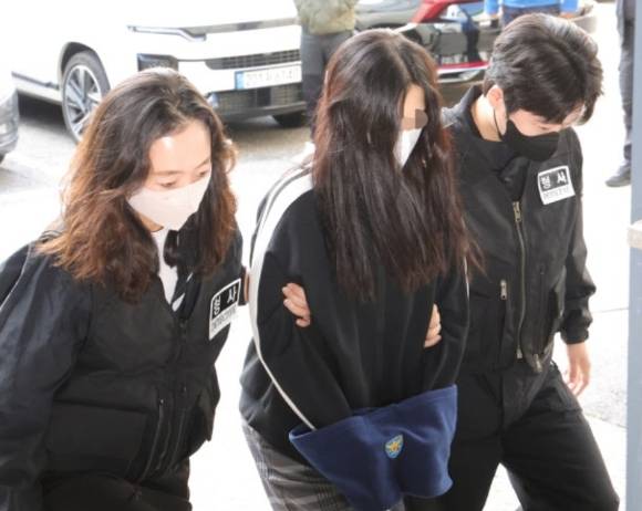 전기통신사업법 위반 등 혐의로 수사를 받고 있는 캄보디아 송환 피의자가 지난 21일 경기도 의정부시 가능동 의정부지방법원에서 구속 전 피의자 심문을 위해 법정으로 이동하고 있다. [사진=연합뉴스]