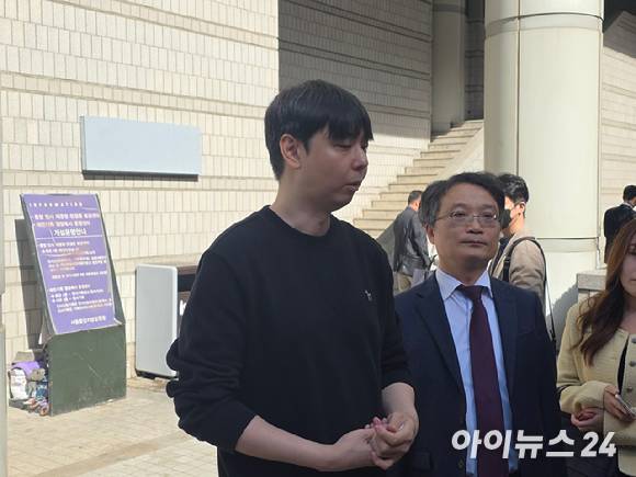 최주현 아이언메이스 대표가 23일 서울고법에서 열린 넥슨-아이언메이스 간 '다크앤다커' 항소심 3차 공판을 마치고 기자들과 만나 발언하고 있다. [사진=박정민 기자]