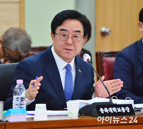 고창섭 충북대 총장이 23일 충북대에서 열린 국회 교육위원회 국정감사에서 질의에 답변하고 있다. [사진=장예린 기자]