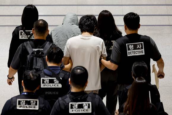 캄보디아 온라인 사기에 가담해 구금된 한국인들이 지난 18일 인천국제공항 제2터미널을 통해 송환되고 있다. 이날 송환에는 경찰 호송조 190여명이 투입됐다. [사진=연합뉴스]