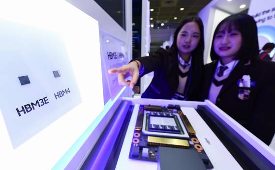 삼성전자가 서울 강남구 코엑스에서 열린 ‘반도체 대전(SEDEX) 2025’에서 HBM4를 공개했다. 최대 11Gbps의 입출력 속도를 내세우며 ‘속도 빠른 HBM’을 강조했다. [뉴시스]