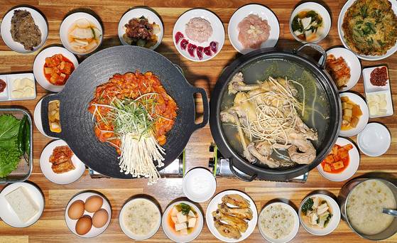 '장수통닭'의 코스 요리 상차림. 원래는 음식이 하나씩 나온다. 손민호 기자