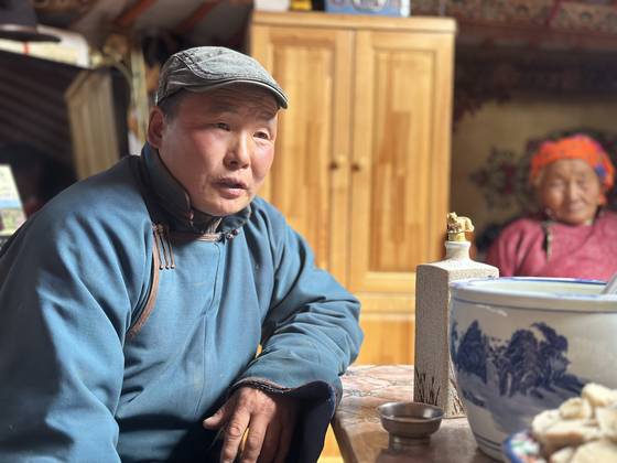 몽골 바양항가이에서 가축을 키우고 있는 유목민 어트건바타르가 기후변화의 영향에 대해 말하고 있다. 천권필 기자