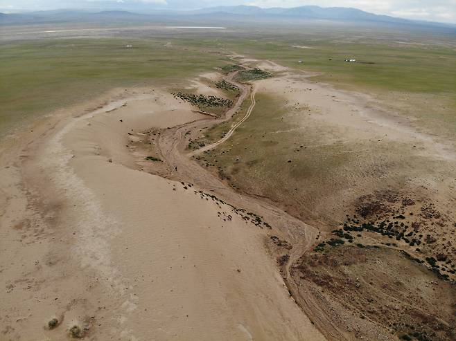 몽골 바양항가이 지역의 초원이 건조해진 기후와 모래 폭풍으로 인해 사막으로 변하고 있다. 천권필 기자