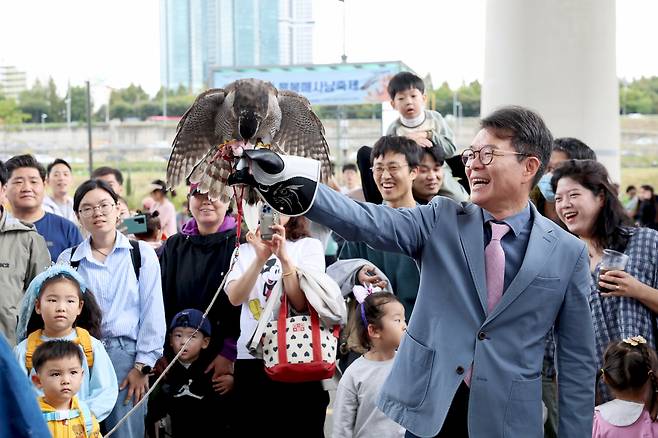 ▲2024년 ‘응봉 매사냥 축제’에서 정원오 성동구청장이 매를 손에 올리고 있는 모습