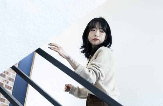 천선란 작가는 『아무도 오지 않는 곳에서』라는 제목을 붙인 데 대해 "모든 인물의 이야기가 표면적으로든, 내면적으로든 그 누구도 찾지 않는 곳에서 전개된다"고 설명했다. 권혁재 사진전문기자