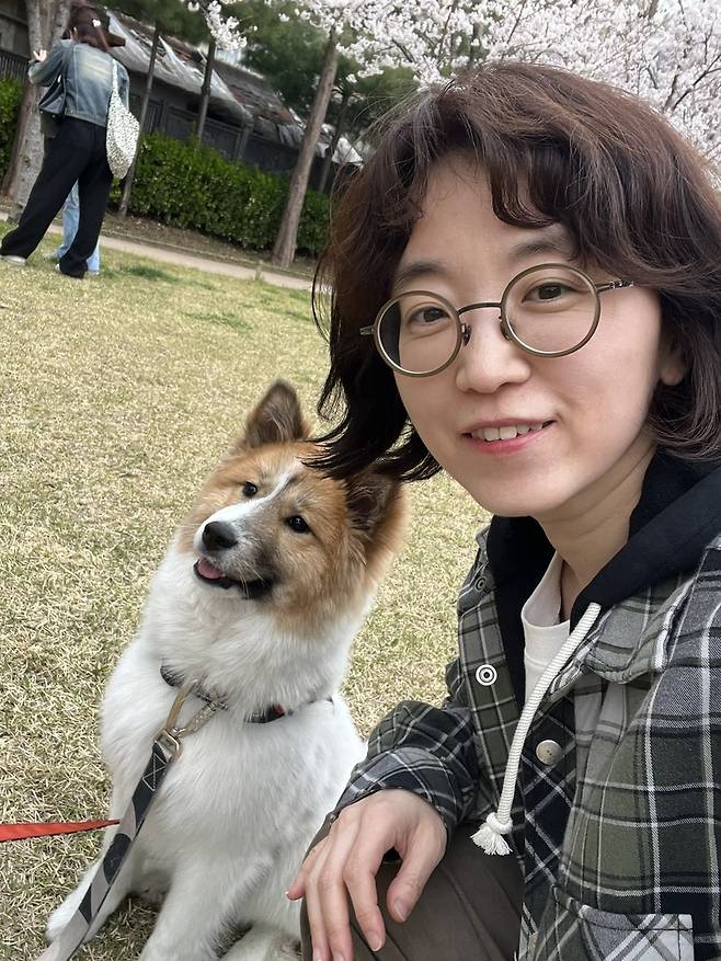 우연히 산책하다 만난 빵떡이를 ‘가족이 되어주세요’ 코너에 소개했고, 빵떡이는 기사를 본 시민에게 입양됐다. 고 기자는 얼마 전에 우연히 서울 시내 한 카페에서 빵떡이를 만났다.