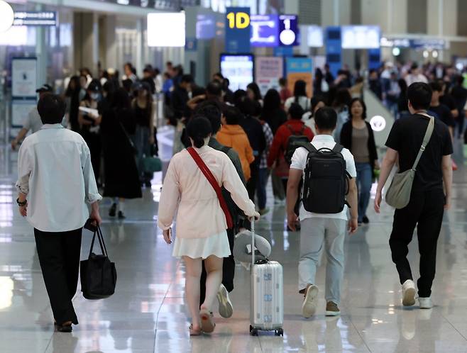 인천국제공항에서 여행객들이 출국장을 오가고 있다. 사진=뉴스1
