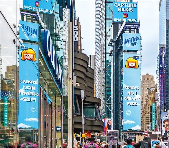 미국 뉴욕 타임스스퀘어 메인 옥외광고판에 송출된 ‘밀키스’ 브랜드 홍보 영상. /롯데칠성음료 제공