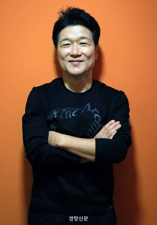 정규 14집 <인간계(人間界)>를 발매한 가수 안치환이 지난 21일 서울 연희동 참꽃스튜디오에서 포즈를 취하고 있다. 서성일 선임기자