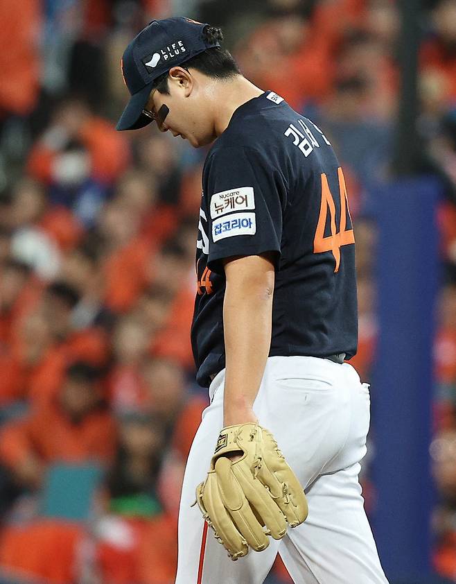 한화 김서현이 지난 22일 삼성과의 플레이오프 4차전 6회말에 동점 홈런을 맞은 뒤 고개를 숙이고 있다. 연합뉴스