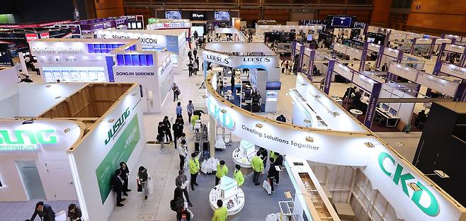 Visitors to SEDEX 2025, a semiconductor exhibition, are seen visiting booths during the exhibition at Coex in Gangnam, southern Seoul, on Oct. 22. [NEWS1]