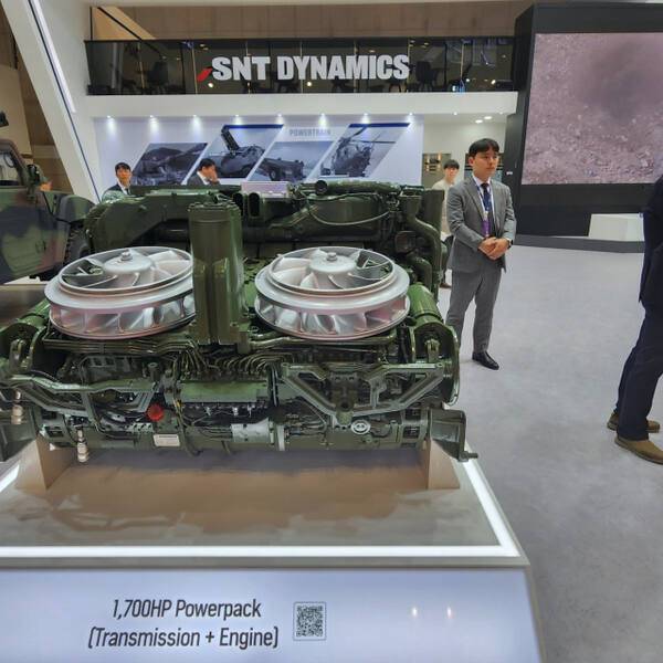 K2전차에 적용되는 부품 전시물. 앞쪽에 SNT다이내믹스가 개발한 변속기가 달려 있다. 한양경제 하재인