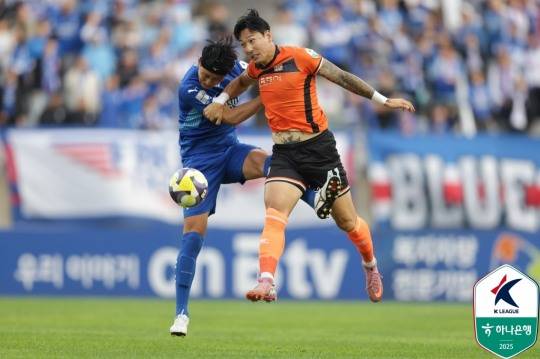 공중볼 경합을 펼치는 화성FC 김병오(오른쪽). 사진[연합뉴스]