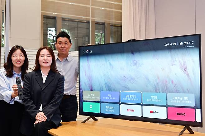 이유리 LG전자 웹OS UX디자인팀 책임연구원, 임주영 웹OS UX플랫폼개발팀 책임연구원, 전상준 라이프케어 TV 태스크 리더(왼쪽부터)가 LG 이지 TV 옆에서 기념촬영을 하고 있다. LG전자