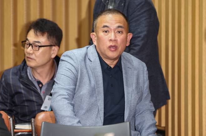 정치 브로커 명태균 씨가 23일 서울 중구 서울시청에서 열린 2025년 국회 행정안전위원회 국정감사에 출석하고 있다. [연합뉴스]