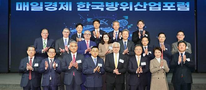 한국방위산업포럼이 23일 서울 중소기업중앙회 KBIZ홀에서 열렸다. 박정이 밀리테크협회장(예비역 육군 대장), 구본상 LIG 회장, 배리 파벨 랜드연구소 부소장, 위정환 매일경제신문 대표, 이언주 더불어민주당 최고위원(앞줄 왼쪽 셋째부터), 오미연 랜드연구소 한국정책석좌, 김창범 한국경제인협회 부회장(둘째줄 왼쪽 넷째부터) 등 주요 참석자들이 기념촬영을 하고 있다.