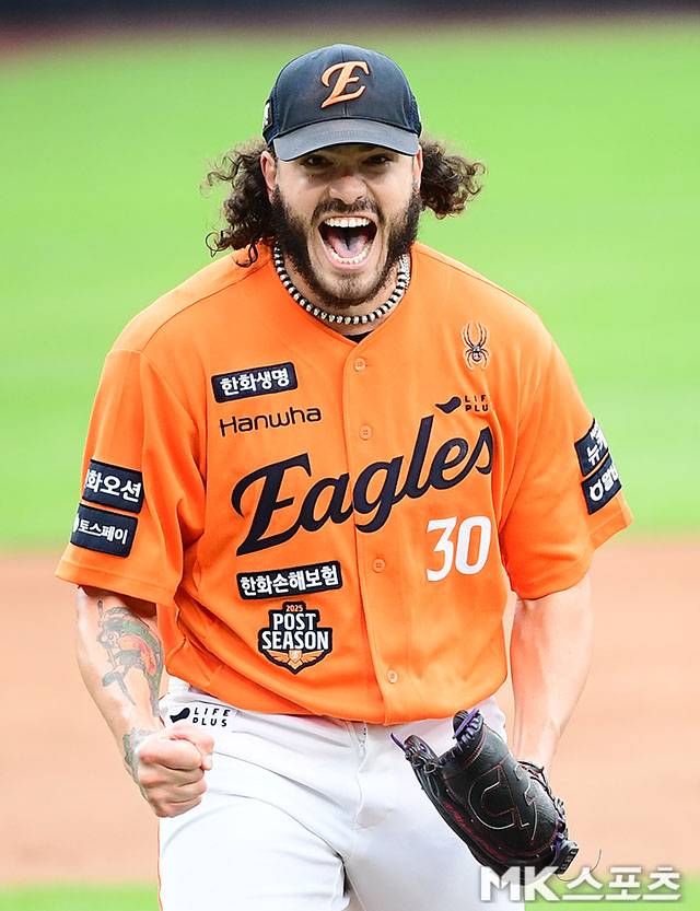 18일 오후 대전 한화생명볼파크에서 ‘2025 신한 SOL Bank KBO 포스트시즌’ 삼성 라이온즈와 한화 이글스의 플레이오프(5전 3선승제) 1차전이 열렸다. 한화 선발 폰세가 1회초 2사에서 삼성 구자욱을 삼진처리한 후 포효하면서 마운드를 내려오고 있다. 사진=김영구 기자