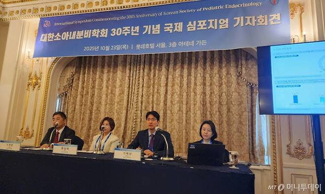 (맨 왼쪽부터) 대한소아내분비학회 이영준 부회장, 황일태 회장, 이해상 홍보이사가 23일 열린 기자간담회에서 학부모 2012명을 대상으로 실시한 '바른 성장 및 건강한 생활습관 실천에 대한 사회적 인식 조사' 결과를 발표했다. /사진=정심교 기자