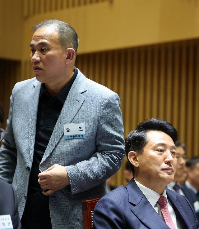 ‘정치브로커’로 알려진 명태균 씨가 23일 서울시청에서 열린 국회 행정안전위원회의 서울특별시에 대한 국정감사에 증인으로 출석해 오세훈 서울시장 뒤를 지나 증언대로 향하고 있다. 뉴시스