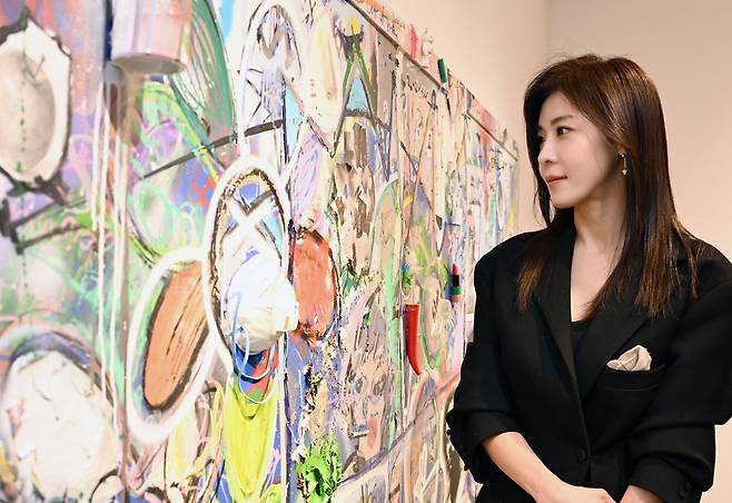 배우 겸 작가 하지원이 최근 개인 전시회가 진행 중인 경기 남양주 비스타밸리 아트센터에서 가진 헤럴드뮤즈와 인터뷰에 앞서 포즈를 취하고 있다.  윤병찬 헤럴드뮤즈 기자