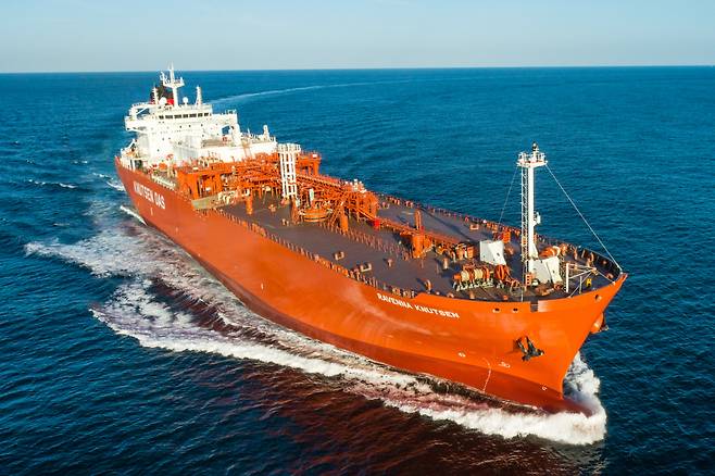 현대미포조선이 건조한 중소형 LNG운반선 ‘라벤나 크누센’호의 시운전 모습. [한국조선해양 제공]