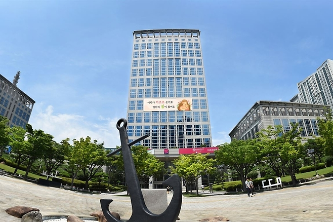 부산시는 내년 3월 돌봄통합지원법 시행에 대비, ‘부산형 돌봄통합추진단’을 공식 출범한다고 밝혔다. 사진은 부산시 전경 [부산시 제공]