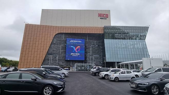 APEC 정상회의가 열리는 경주화백컨벤션센터 전경.[사진=김병진 기자]