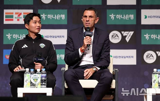 [서울=뉴시스] 김선웅 기자 = 전북현대 포옛 감독이 지난 22일 서울 마포구 누리꿈스퀘어에서 열린 하나은행 K리그1 2025 파이널라운드 미디어데이에서 인사말을 하고 있다. 2025.10.22. mangusta@newsis.com