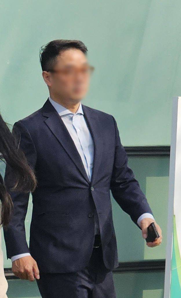 [여주=뉴시스] '양평 공흥지구 특혜 의혹' 관련 사문서위조 등 혐의로 재판에 넘겨진 윤석열 전 대통령의 처남 김진우씨가 지난 2023년 11월 23일 수원지법 여주지원에 출석하고 있다. (사진=뉴시스DB). photo@newsis.com *재판매 및 DB 금지