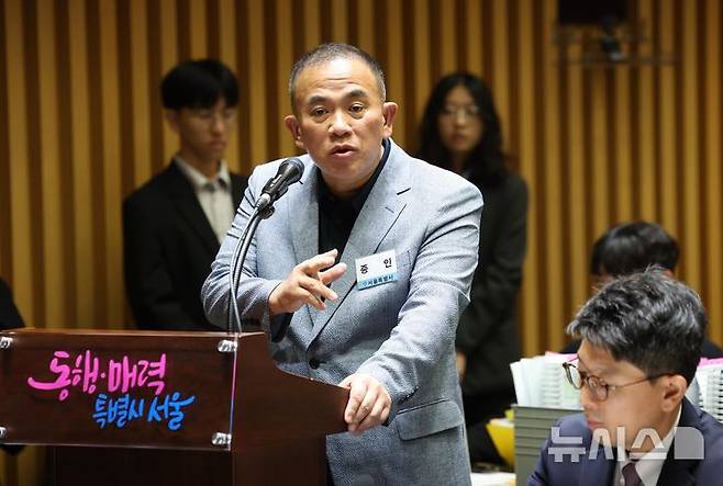 [서울=뉴시스] 김선웅 기자 = '정치브로커'로 알려진 명태균 씨가 23일 서울시청에서 열린 국회 행정안전위원회의 서울특별시에 대한 국정감사에 증인으로 출석해 발언하고 있다. 2025.10.23. mangusta@newsis.com