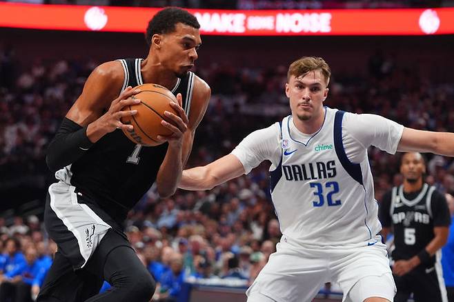 [댈러스=AP/뉴시스] 미국프로농구(NBA) 샌안토니오 스퍼스의 빅터 웸반야마(왼쪽), 댈러스 매버릭스의 쿠퍼 플래그. 2025.10.22.