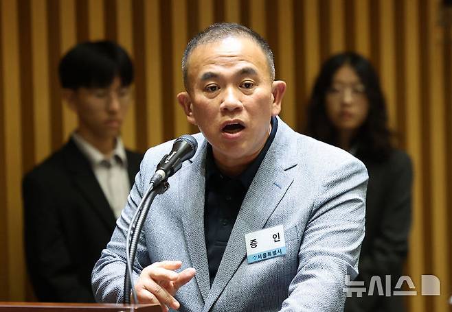 [서울=뉴시스] 김선웅 기자 = '정치브로커'로 알려진 명태균 씨가 23일 서울시청에서 열린 국회 행정안전위원회의 서울특별시에 대한 국정감사에 증인으로 출석해 의원 질의에 답변하고 있다. 2025.10.23. mangusta@newsis.com