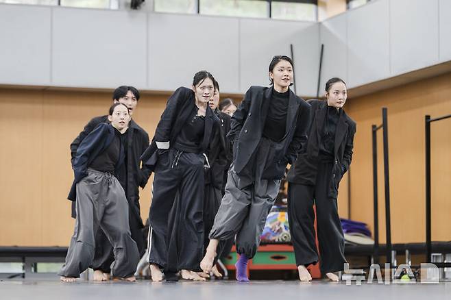 [서울=뉴시스] 23일 서울 중구 국립극장에서 국립무용단 '2025 안무가 프로젝트'에서 이지현 안무가가 '옷'을 선보이고 있다. (사진=국립극장 제공)