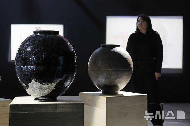 [포항=뉴시스] 박진희 기자 = 한국헤리티지문화재단과 세이버스코리아는 23일 경북 포항시 문화예술팩토리 아트갤러리에서 K-헤리티지 아트전 '이음의 변주‘ 기자간담회를 갖고 참여 작가 김시영의 흑자를 선보이고 있다. 2025.10.23. pak7130@newsis.com