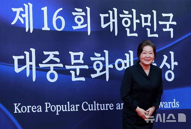 [서울=뉴시스] 김혜진 기자 = 배우 김해숙이 23일 오후 서울 중구 국립극장에서 열린 제16회 대한민국 대중문화예술상에서 레드카펫을 밟고 있다. 2025.10.23. jini@newsis.com