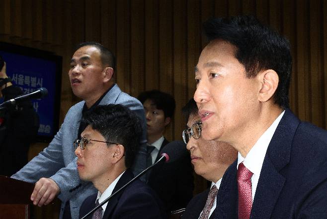 오세훈 서울시장이 23일 서울 중구 서울시청에서 열린 2025년 국회 행정안전위원회 국정감사에서 의원 질의에 답하고 있다. 왼쪽은 정치 브로커 명태균 씨. 연합뉴스