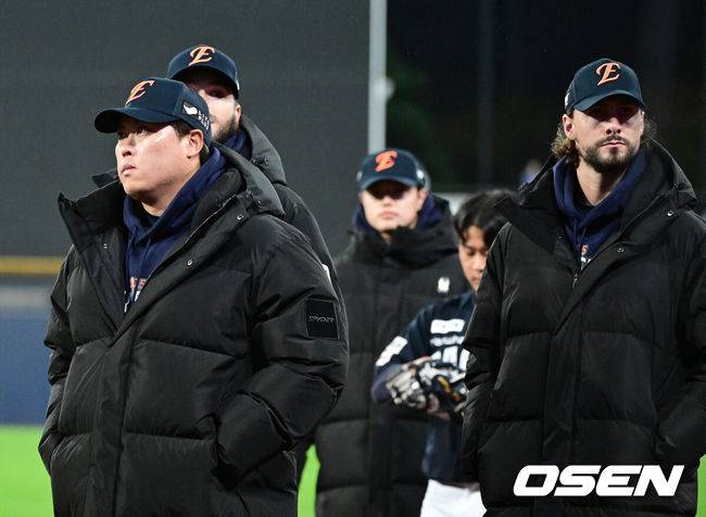 [OSEN=대구, 최규한 기자] 22일 대구 삼성라이온즈파크에서 ‘2025 신한 SOL Bank KBO리그’ 포스트시즌 플레이오프 4차전 삼성 라이온즈와 한화 이글스의 경기가 열렸다.삼성은 원태인, 한화는 정우주를 선발로 내세웠다.경기를 앞두고 한화 류현진, 폰세, 와이스, 문동주가 더그아웃으로 향하고 있다. 2025.10.22 / dreamer@osen.co.kr