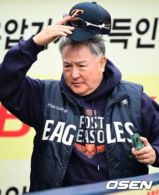 [OSEN=대구, 조은정 기자]22일 대구 삼성라이온즈파크에서 2025 신한 SOL Bank KBO리그 포스트시즌 플레이오프 4차전 삼성 라이온즈와 한화 이글스의 경기가 열린다.홈팀 삼성은 원태인, 방문팀 한화는 정우주를 선발로 내세웠다.한화 김경문 감독이 선수단 훈련을 지켜보고 있다. 2025.10.22 /cej@osen.co.kr