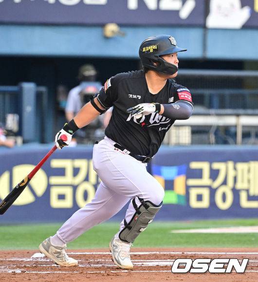 [OSEN=박준형 기자] 23일 오후 서울 잠실구장에서 ‘2025 신한 SOL BANK KBO리그’ 두산 베어스와 KT 위즈의 경기가 진행됐다.이날 경기에서 두산은 제환유를, KT는 패트릭을 선발투수로 내세웠다.1회초 1사 1,3루 KT 강백호가 선취 1타점 적시타를 날리고 있다.   2025.08.23 / soul1014@osen.co.kr
