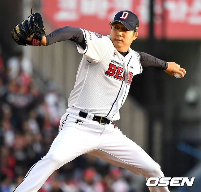 [OSEN=잠실, 최규한 기자] 4일 서울 잠실야구장에서 '2018 신한은행 MY CAR KBO 포스트시즌' 한국시리즈 1차전 두산 베어스와 SK 와이번스의 경기가 열렸다.7회초 2사 2루 상황 마운드에 오른 두산 투수 장원준이 힘차게 공을 뿌리고 있다. /dreamer@osen.co.kr