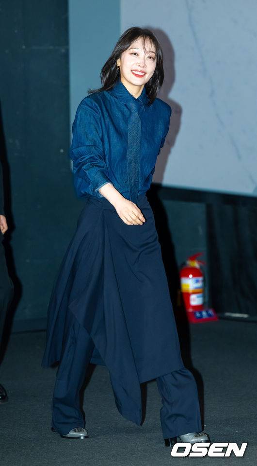 [OSEN=박준형 기자] 22일 오후 서울 용산아이파크몰 내 용산 CGV에서 영화 '구원자' 언론시사회가 진행됐다.영화 ‘구원자’는 축복의 땅 오복리로 이사 온 ‘영범’과 ‘선희’에게 기적 같은 일이 벌어지고, 이 모든 것이 누군가 받은 불행의 대가임을 알게 되면서 벌어지는 미스터리 오컬트로 배우 김병철과 송지효, 김히어라가 출연한다.배우 김히어라가 입장하고 있다  2025.10.22 / soul1014@osen.co.kr