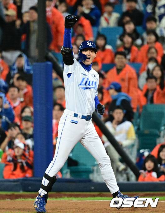 [OSEN=대구, 조은정 기자]22일 대구 삼성라이온즈파크에서 2025 신한 SOL Bank KBO리그 포스트시즌 플레이오프 4차전 삼성 라이온즈와 한화 이글스의 경기가 열렸다.홈팀 삼성은 원태인, 방문팀 한화는 정우주를 선발로 내세웠다.6회말 무사 1,3루 삼성 구자욱이 적시타를 날린 뒤 세리머니를 하고 있다. 2025.10.22 /cej@osen.co.kr