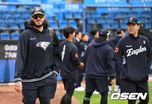 [OSEN=대구, 조은정 기자]21일 대구 삼성라이온즈파크에서 2025 신한 SOL Bank KBO리그 포스트시즌 플레이오프 3차전 삼성 라이온즈와 한화 이글스의 경기가 열린다.홈팀 삼성은 후라도, 방문팀 한화는 류현진을 선발로 내세웠다.한화 폰세가 훈련을 나서고 있다. 2025.10.21 /cej@osen.co.kr