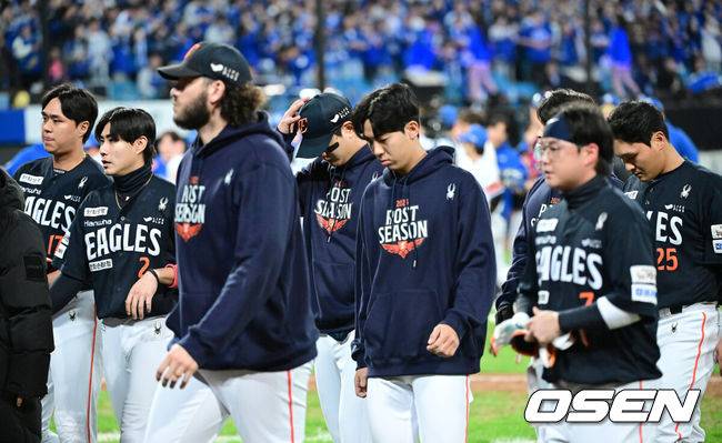 [OSEN=대구, 최규한 기자] 프로야구 삼성 라이온즈가 김영웅의 대활약에 힘입어 플레이오프를 5차전으로 끌고 간다.삼성은 22일 대구 삼성 라이온즈파크에서 열린 '2025 신한 SOL뱅크 KBO리그' 포스트스진 플레이오프 4차전 한화 이글스와의 경기에서 7-4로 역전승을 거뒀다. 이로써 삼성은 시리즈 전적 2승2패를 만들며 승부를 5차전까지 끌고 갔다. 이날 김영웅이 동점 스리런 홈런과 역전 스리런 홈런을 연달아 뽑아내며 승리를 이끌었다. 경기를 마치고 한화 선수들이 팬들에게 인사한 뒤 그라운드를 나서고 있다. 2025.10.22 / dreamer@osen.co.kr