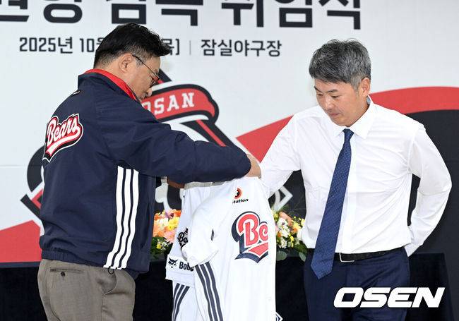 [OSEN=잠실, 이대선 기자] 23일 오후 서울 잠실야구장에서 두산 베어스 김원형 감독 취임식이 열렸다.계약 규모는 2+1년 최대 20억 원(계약금 5억, 연봉 각 5억 원)이다.김 감독은 23일&nbsp;취임식을 거쳐 29일부터 진행되는 일본 미야자키 마무리캠프로 향해 2025시즌을 복기하고 2026시즌 팀을 한 단계 업그레이드 시킬 수 있는 옥석가리기에 나설 예정이다.두산 고영섭 대표이사가 김원형 감독에게 유니폼을 입혀주고 있다. 2025.10.23 /sunday@osen.co.kr